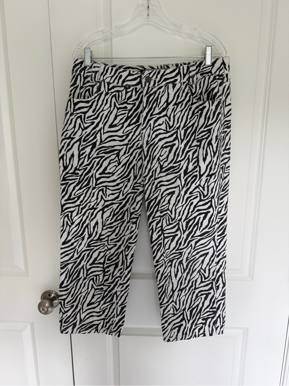 Chico's Black White animal Print wide leg cropped denim jeans size medium 12/14